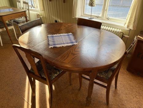 Ovalt bord med stolar