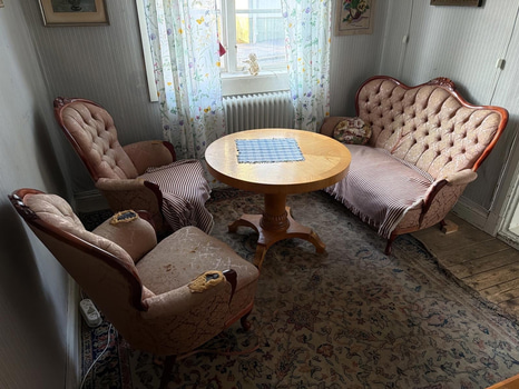 Soffgrupp med runt bord