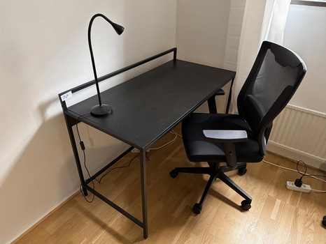 Skrivbord svart med kontorsstol och lampa