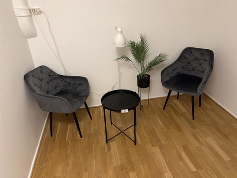 Sittgrupp två stolar, bord, golvlampa och växt