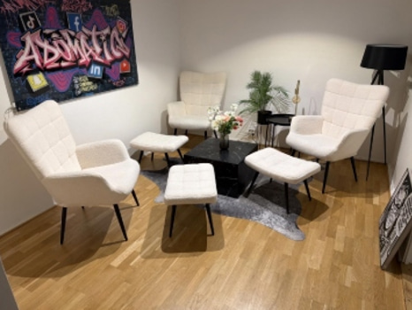 Möbelgrupp, fåtöljer och pallar bord, lampa, konstväxt