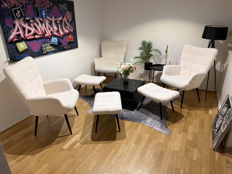 Möbelgrupp, fåtöljer och pallar bord, lampa, konstväxt