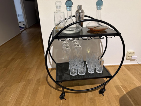 Serveringsvagn, svart metall och glas