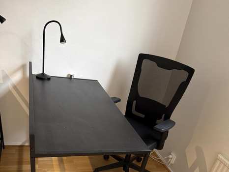 Skrivbord, svart med kontorsstol och lampa