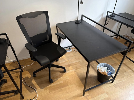 Skrivbord svart med kontorsstol och lampa