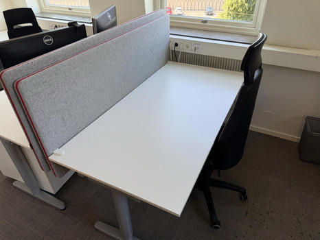 3 st elektriska höj- och sänkbara skrivbord, 2 hurtsar, bildskärmar och tillbehör
