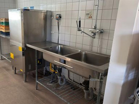 Restaurangdiskmaskin inkl. Bänkar (2013)
