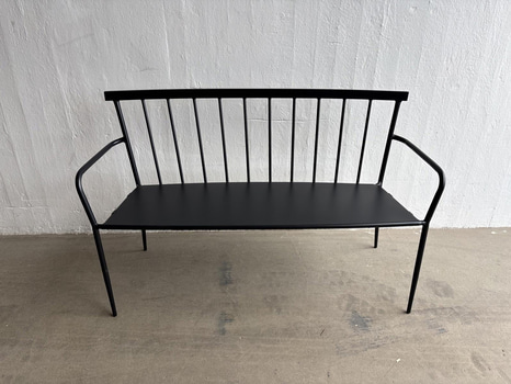 Soffa i metall, svart