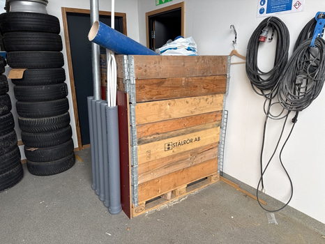 Pall med rördelar till avlopp