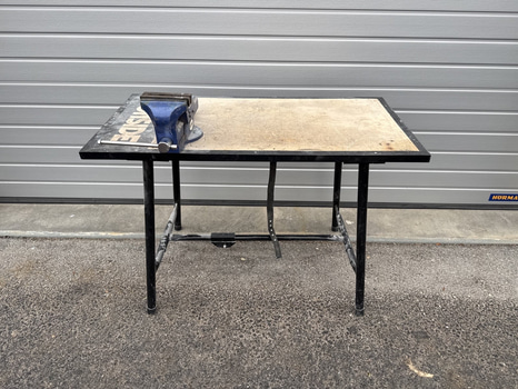 Arbetsbord med skruvstäd | 120x62x82 cm