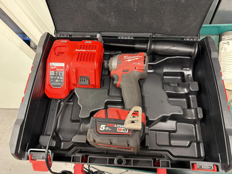 Slagskruvdragare Milwaukee M18 FID2, med laddare och batteri