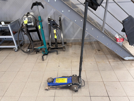 Domkraft Biltema 15-895, 2500 kg