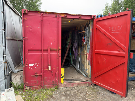 20-fots container med mycket innehåll