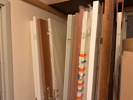 Dörrar, karmar, luckor, lådor m.m.