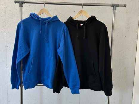 2 st. Hoodies, stl. M, Clique, svart & royal blue.