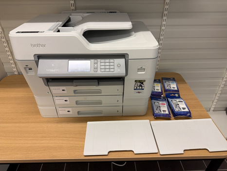 Multifunktionsskrivare Brother & bord