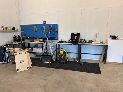 Arbetsbänkar, dammsugare, verktyg m.m.