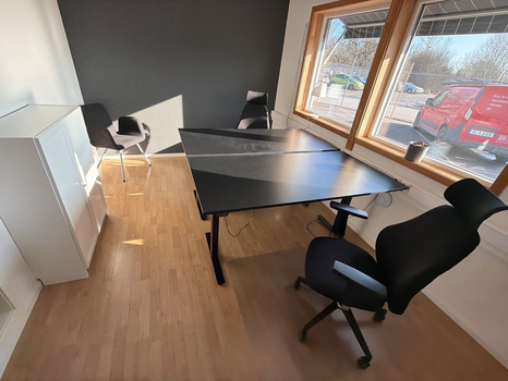 2 st höj/sänkbara skrivbord m.m.