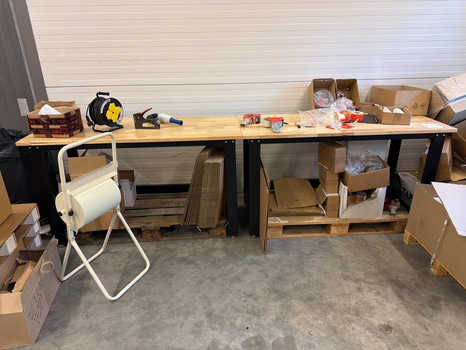2 st arbetsbänkar m.m.