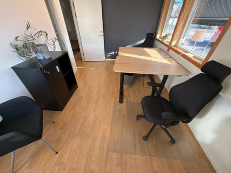 2 st höj/sänkbara skrivbord m.m.