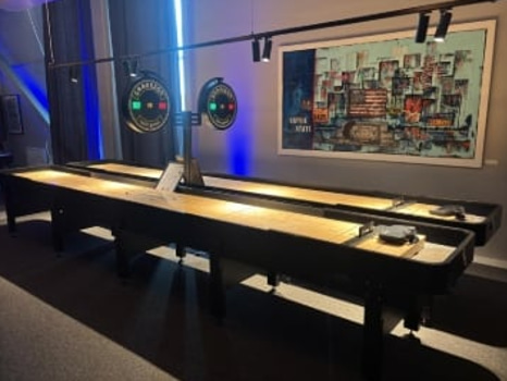Shufflboard Gamesson Table Games, vänster