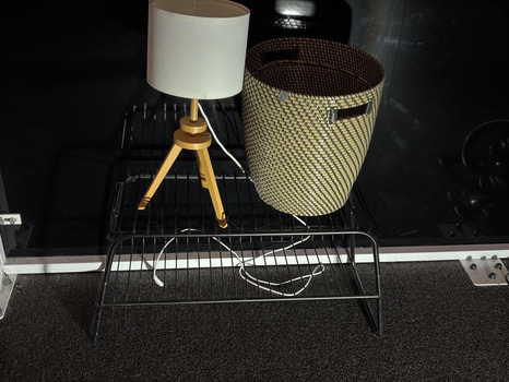 Lampa, skohylla och korg