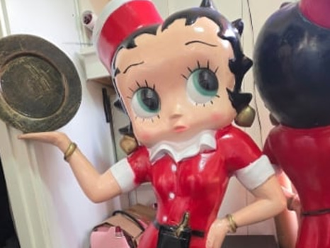 Staty Betty Boop servitris med bricka, röd