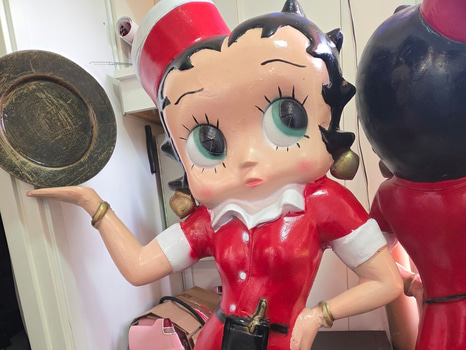Staty Betty Boop servitris med bricka, röd