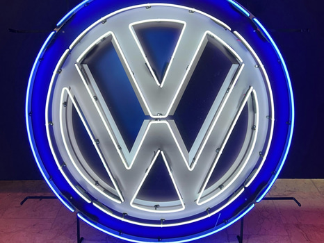 Neonskylt Volkswagen-logotyp, blått glas