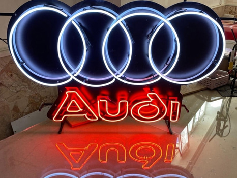 Neonskylt Audi logotyp, röd/vit, glas