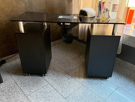Manikyrbord med utsug, svart glas och förvaring, med innehåll