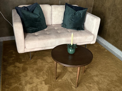 Soffa i beige sammet samt soffbord