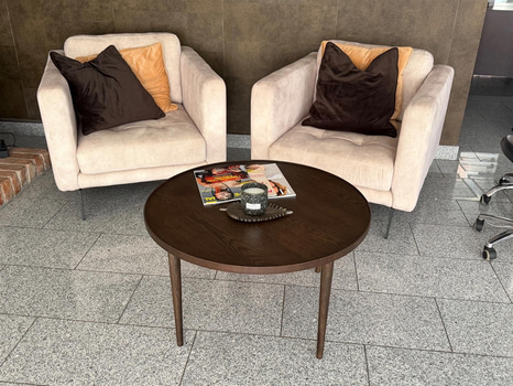 2 st fåtöljer i beige sammet samt soffbord