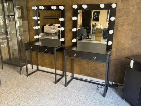 2 st sminkbord med spegel och belysning