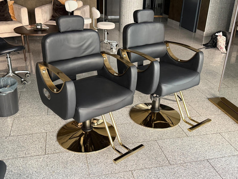 2 st frisörstolar, höj- & sänkbar, svart/ guld