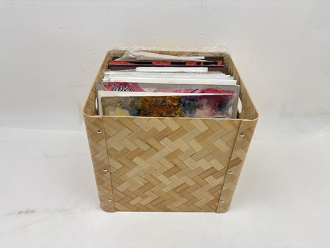 Parti med tavlor, olika konstnärer och storlekar