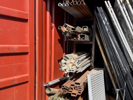 20 fots container med diversematerial (Spillmaterial samt temporära kyldörrar)