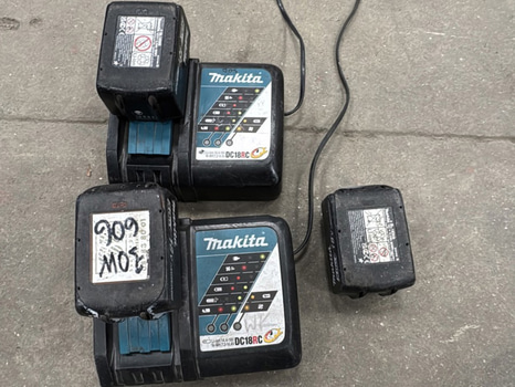 3 st. Batterier och 2 st. laddare Makita