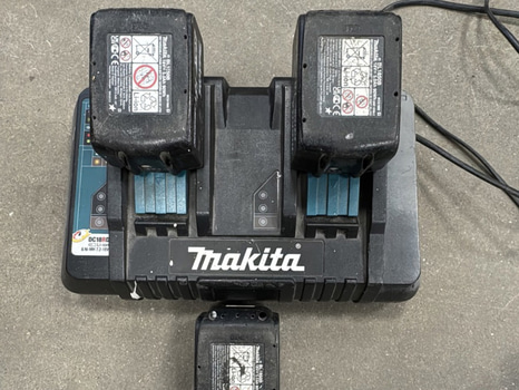 3 st. Batterier  och 1 st. dubbelladdare Makita