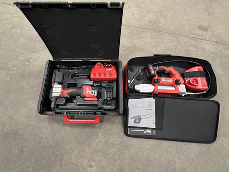 Parti med verktyg Milwaukee M12 BPRT nitpistol och M12 GG fettspruta