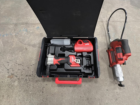 Fettspruta Milwaukee M12 GG och Nitpistol Milwaukee M12 BPRT