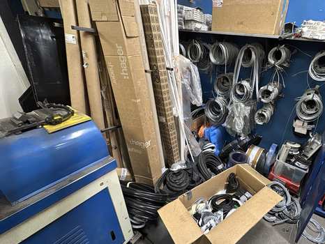 Parti med kablar, wirar och installationsmaterial