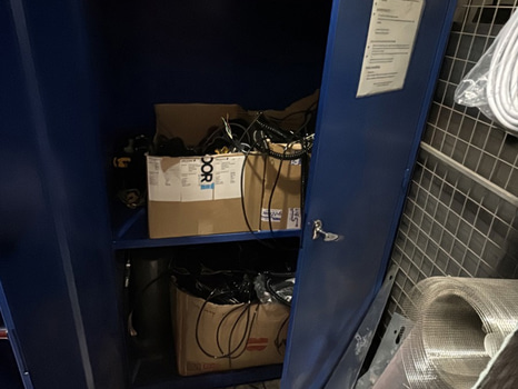Verkstadsskåp med diverse elkomponenter och kablage