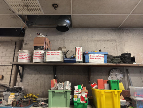 Parti med diverse verktyg och tillbehör