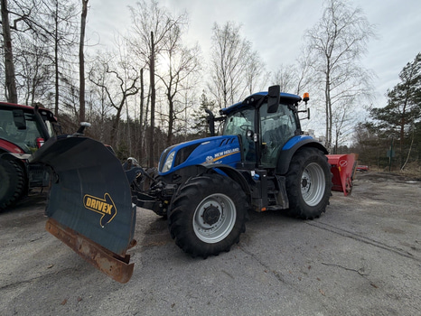 NEW HOLLAND, T6,145 M frontlyft, Tokvam sma sandspridare, 3,70 vikplog - 2023 - regnr COC22S