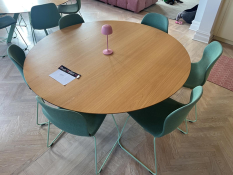 Matgrupp – runt bord Ø160 cm + 6 st stolar
