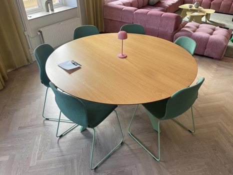 Matgrupp – runt bord Ø160 cm + 6 st stolar