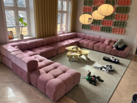 Modulsoffa från Cirkulär Interiör + soffbord + akustikpanel – komplett loungegrupp