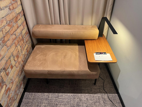 Fåtölj med sidobord och integrerad belysning