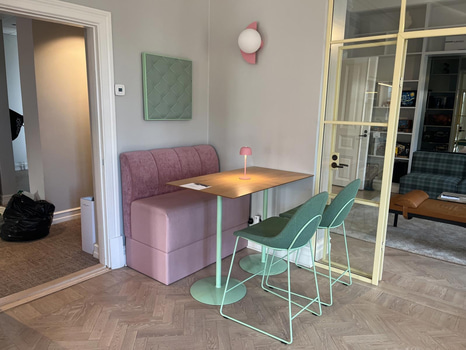 Komplett matplats / loungegrupp – bord, soffa & barstolar